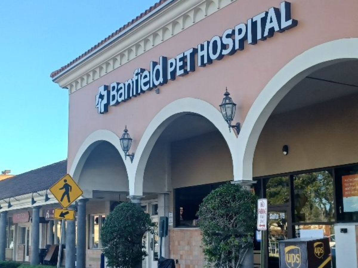 Front entrance of Banfield Pet Hospital - Wellington