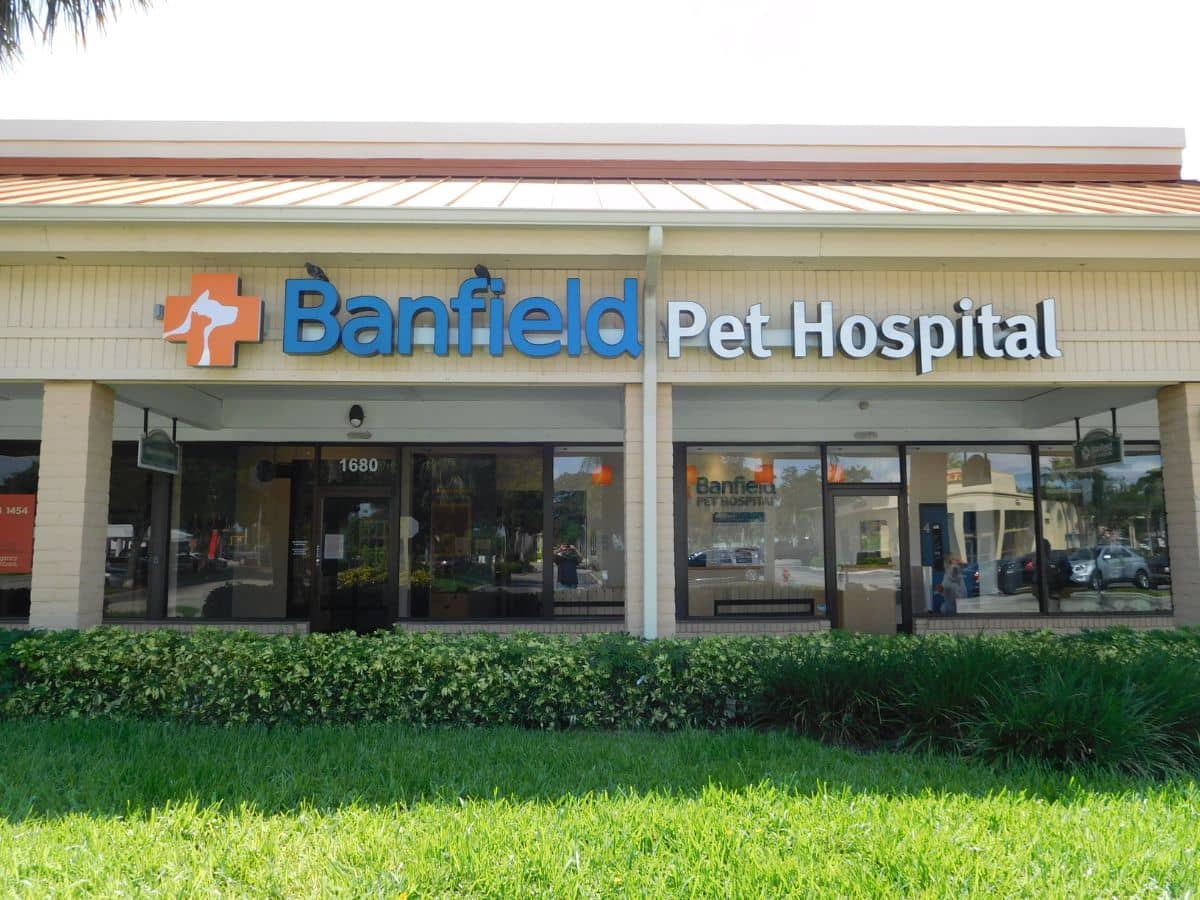 The exterior entrance of Banfield Pet Hospital - Palm Springs (FL)