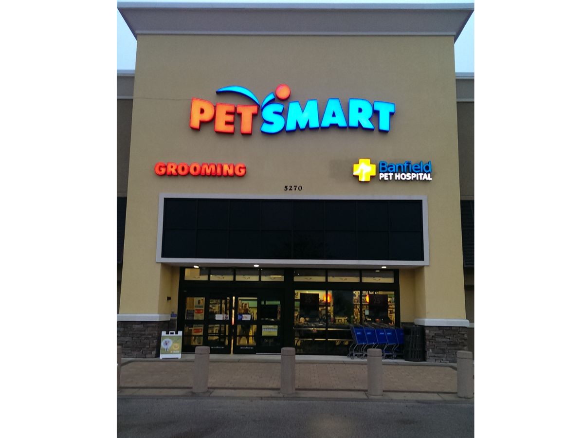 Banfield Pet Hospital: Palm Coast front entrance