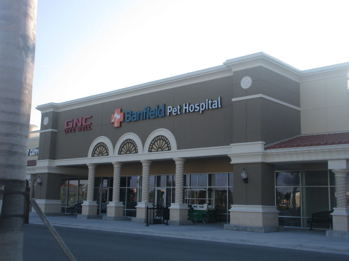 The front entrance to the Banfield Fontainebleau hospital