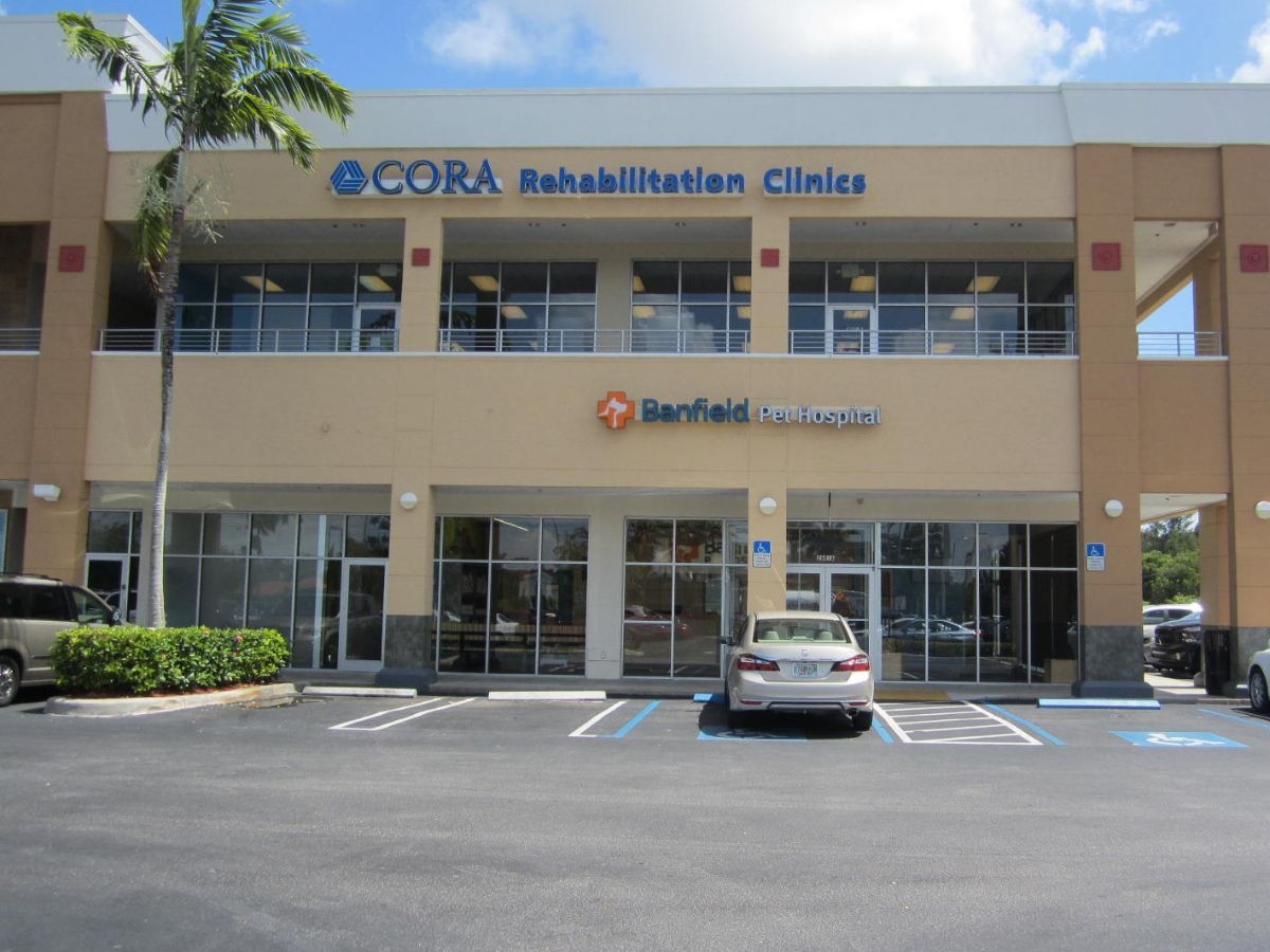 An exterior shot of the Banfield Miami Plaza Alegre location