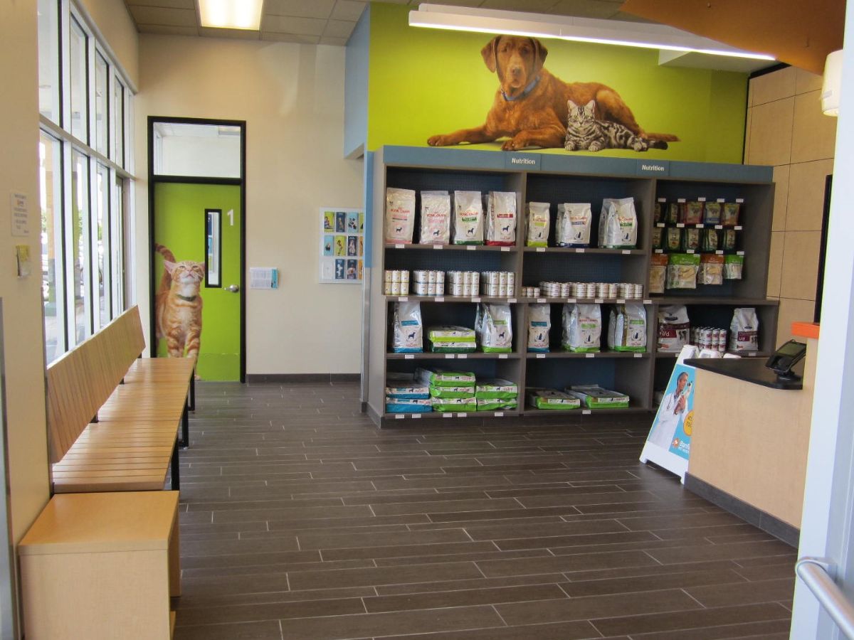 The front lobby and food aisle of the Banfield Miami Plaza Alegre hospital