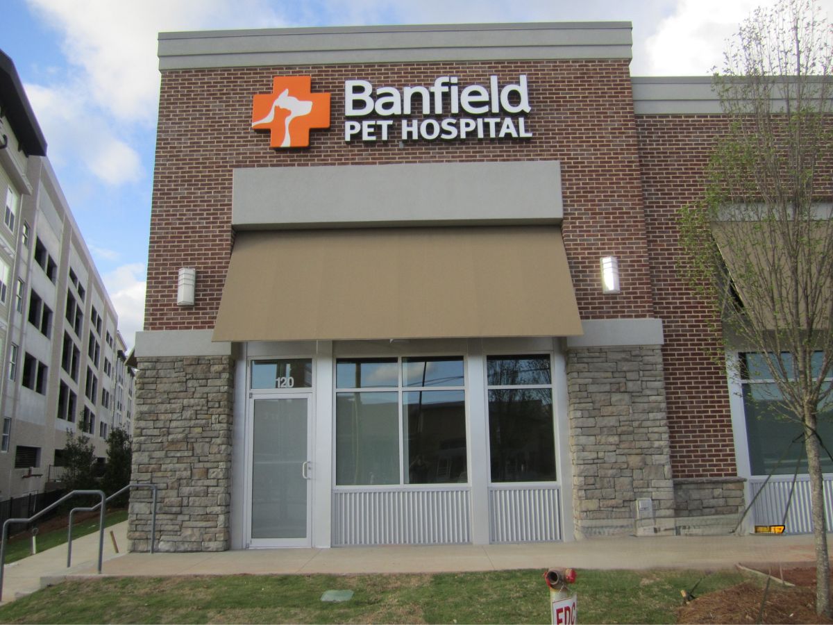The Banfield Pet Hospital: Decatur-Blackmon Building exterior