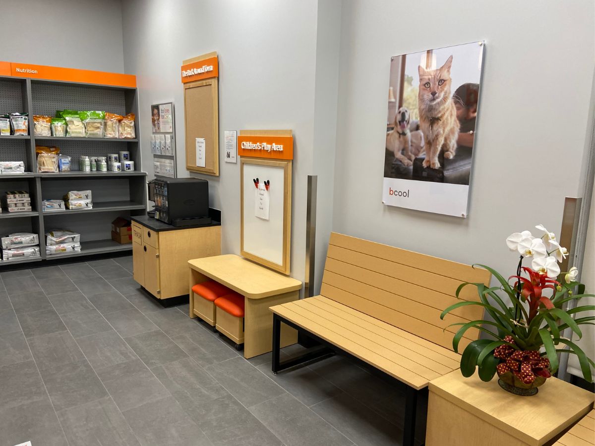 The Banfield Pet Hospital: Lawrenceville lobby and shop