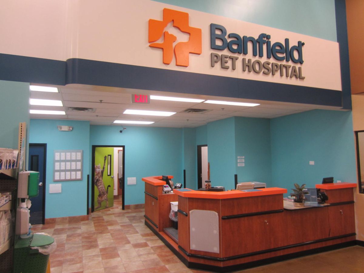 The Banfield Pet Hospital: Kennesaw front desk