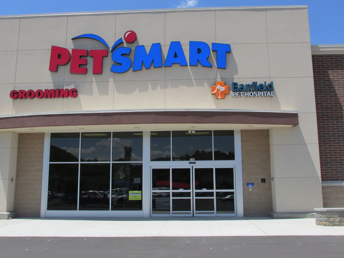 The Newport PetSmart and Banfield front entrance