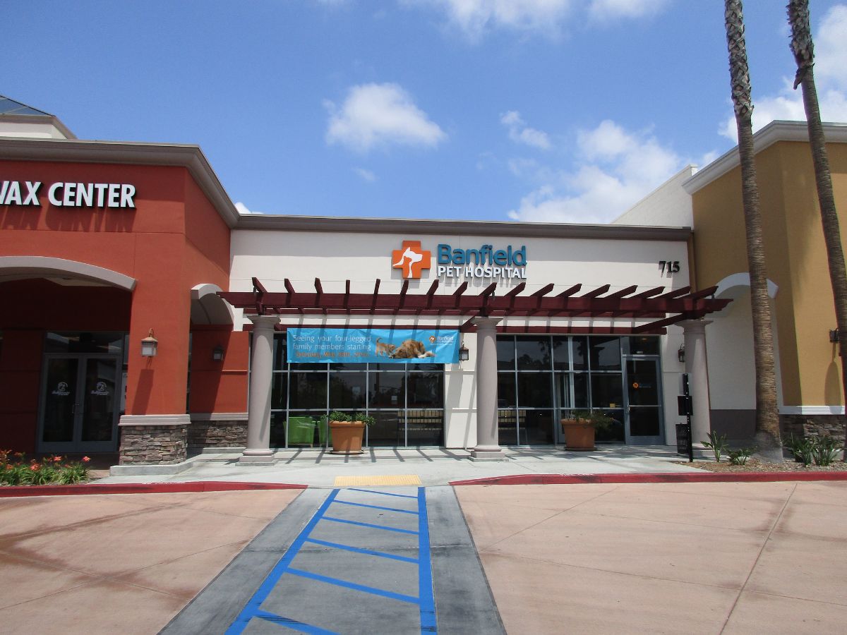 The Banfield Brea Marketplace hospital front entrance