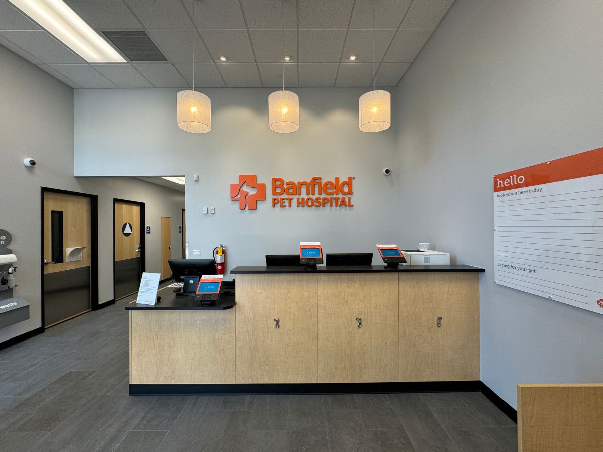 The Banfield Pet Hospital: Chino Spectrum front desk