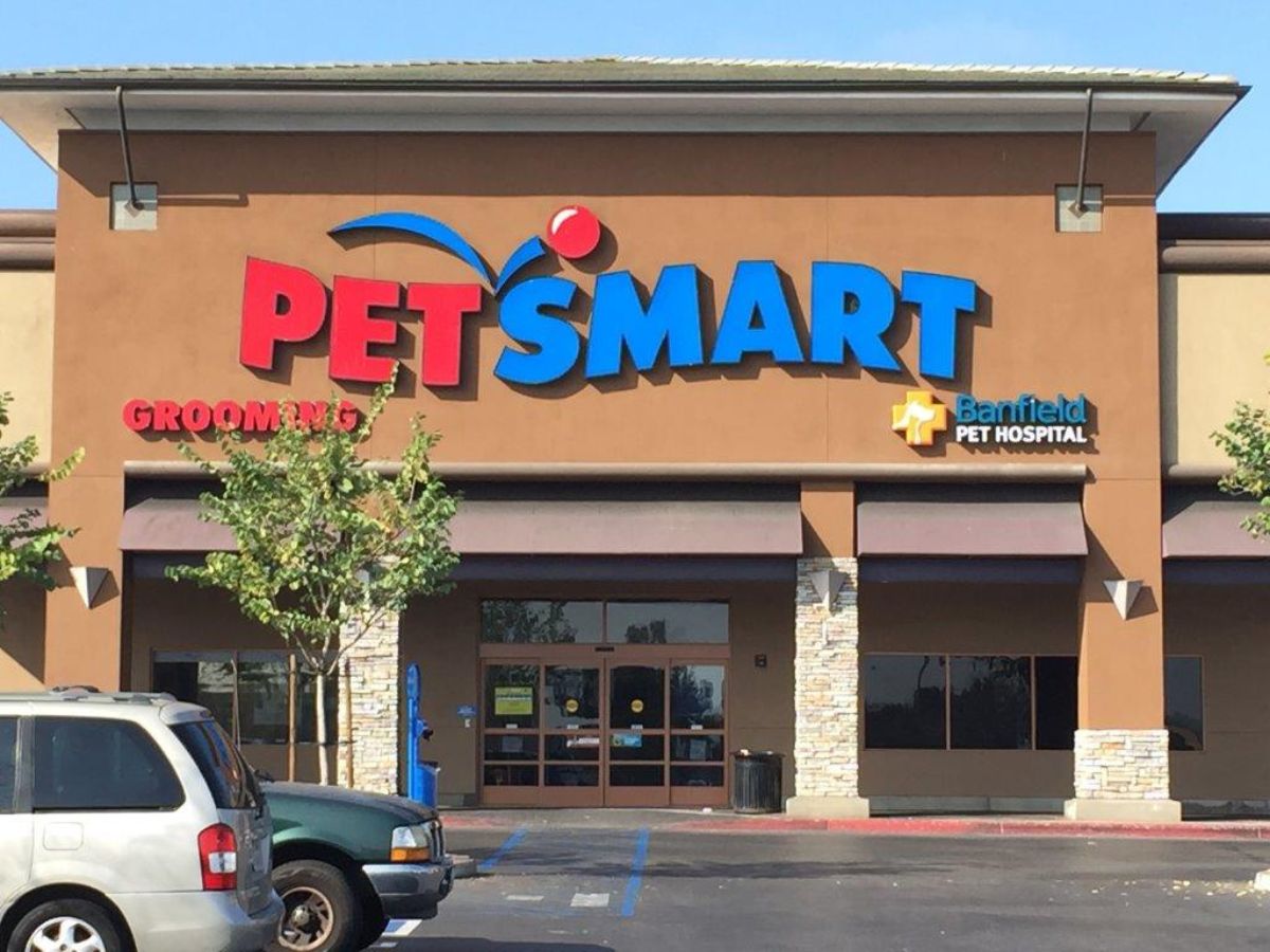 The Aliso Viejo PetSmart and Banfield front entrance