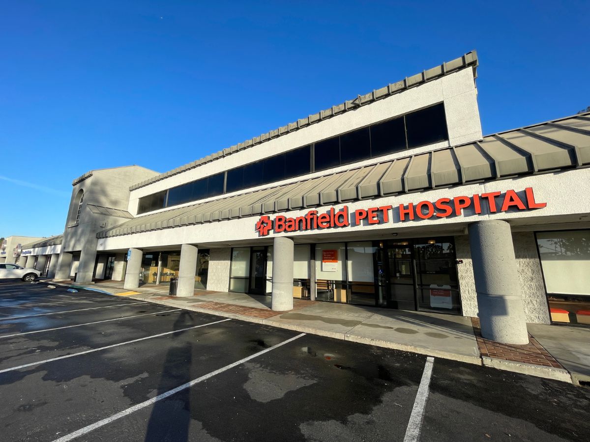The Banfield Fullerton Town Center hospital exterior entrance