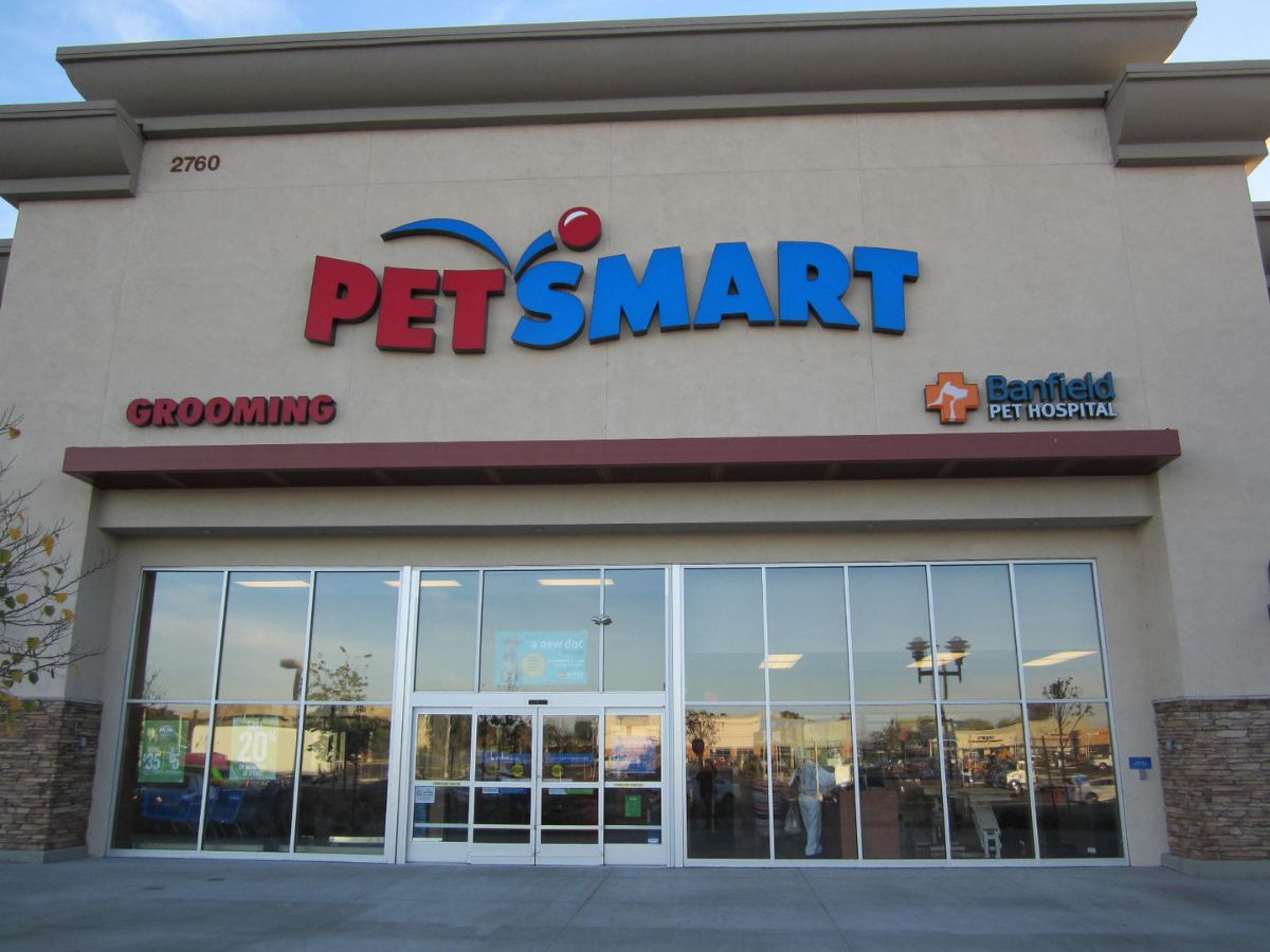 The Hawthorne PetSmart and Banfield exterior front entrance