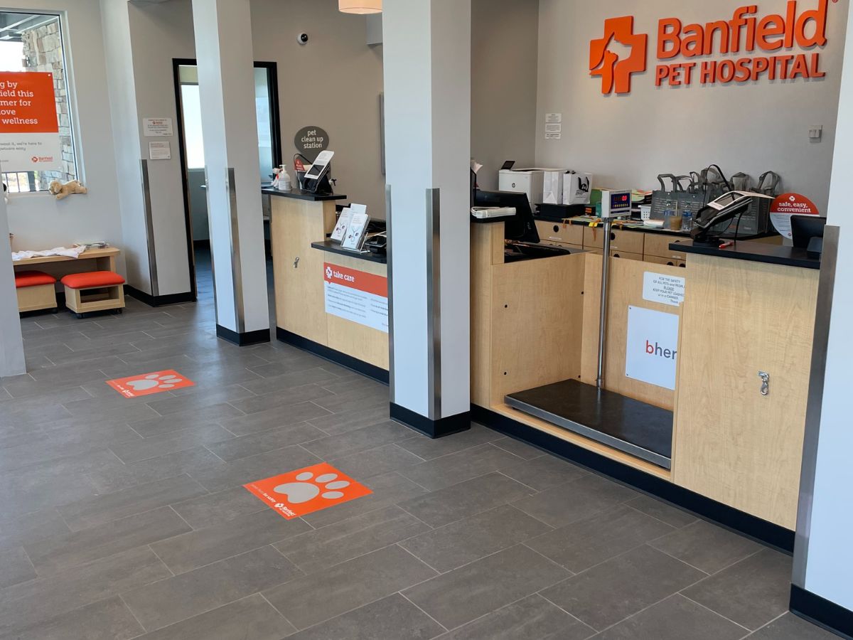 The front desk at the Banfield Fayetteville hospital