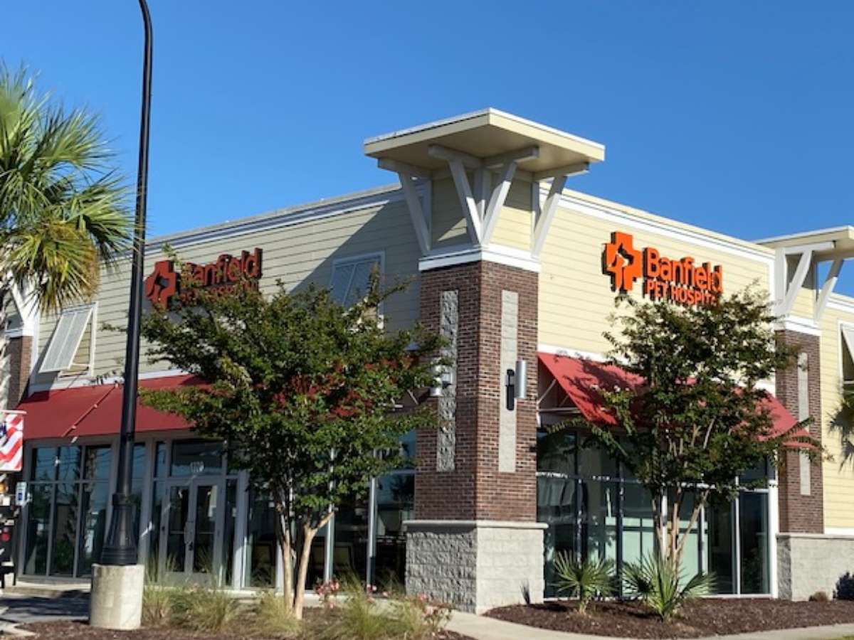 The corner front entrance of East N Myrtle Beach Banfield hospital