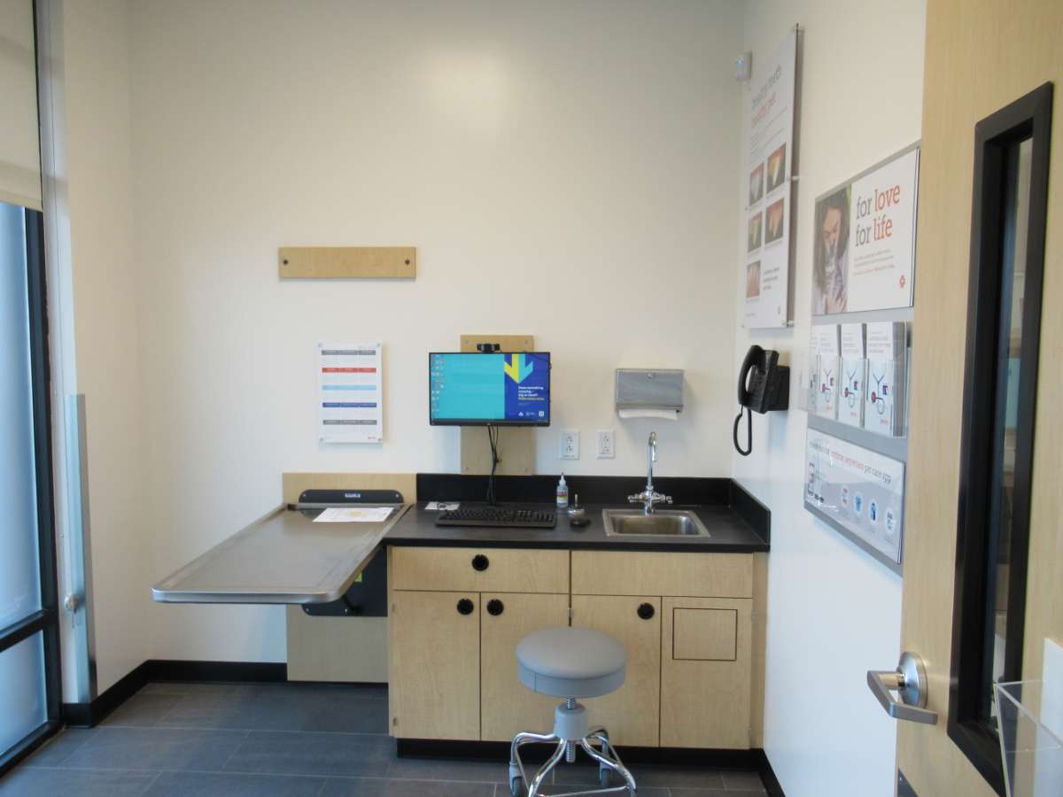 A view of the East Knightdale Banfield hospital exam room