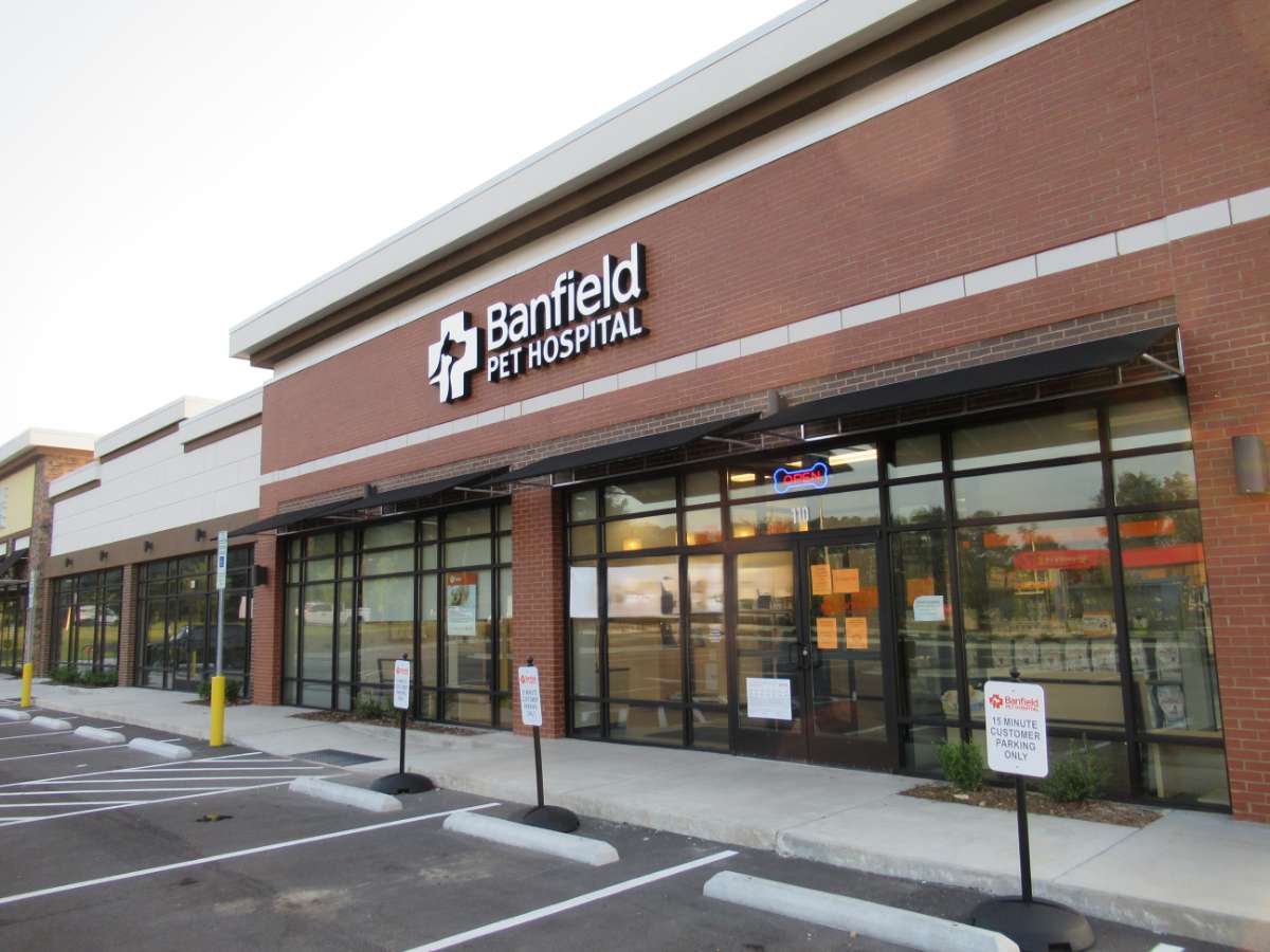 The exterior front entrance of the East Knightdale Banfield hospital