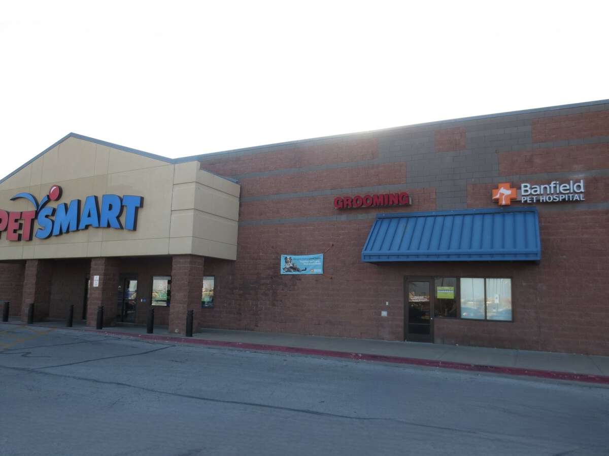 The Tulsa 71st Banfield and PetSmart front entrances