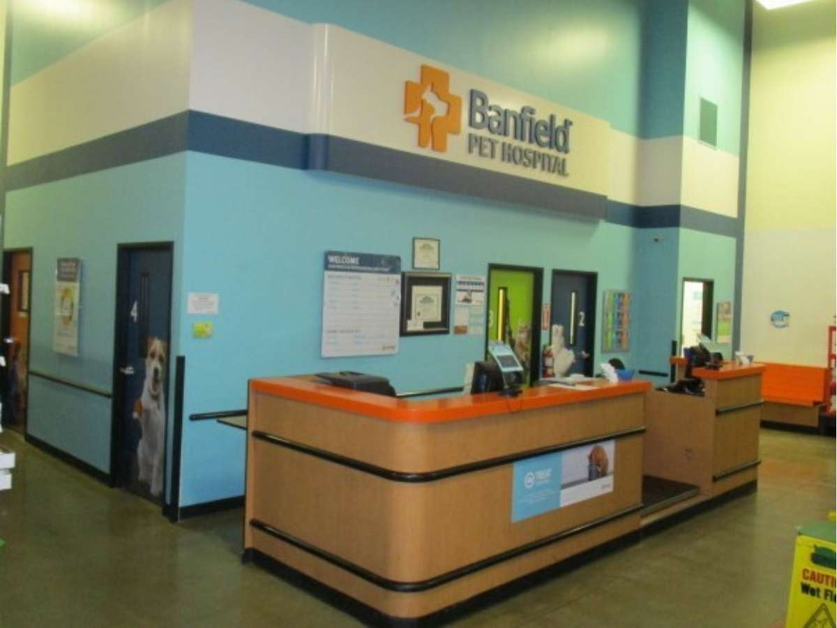 The Banfield - Tulsa 71st front desk and check-in area