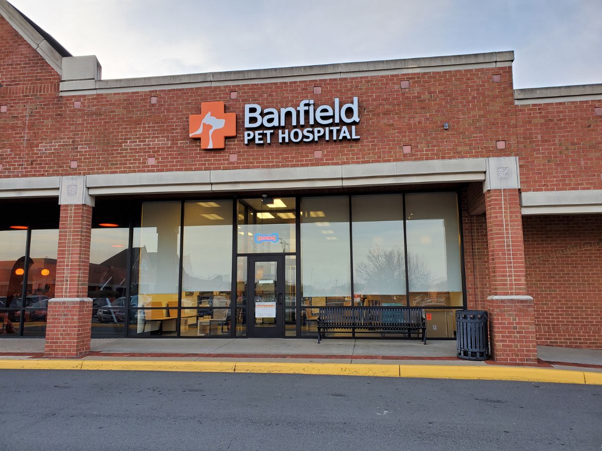 The Chantilly Greenbrier Banfield hospital front entrance