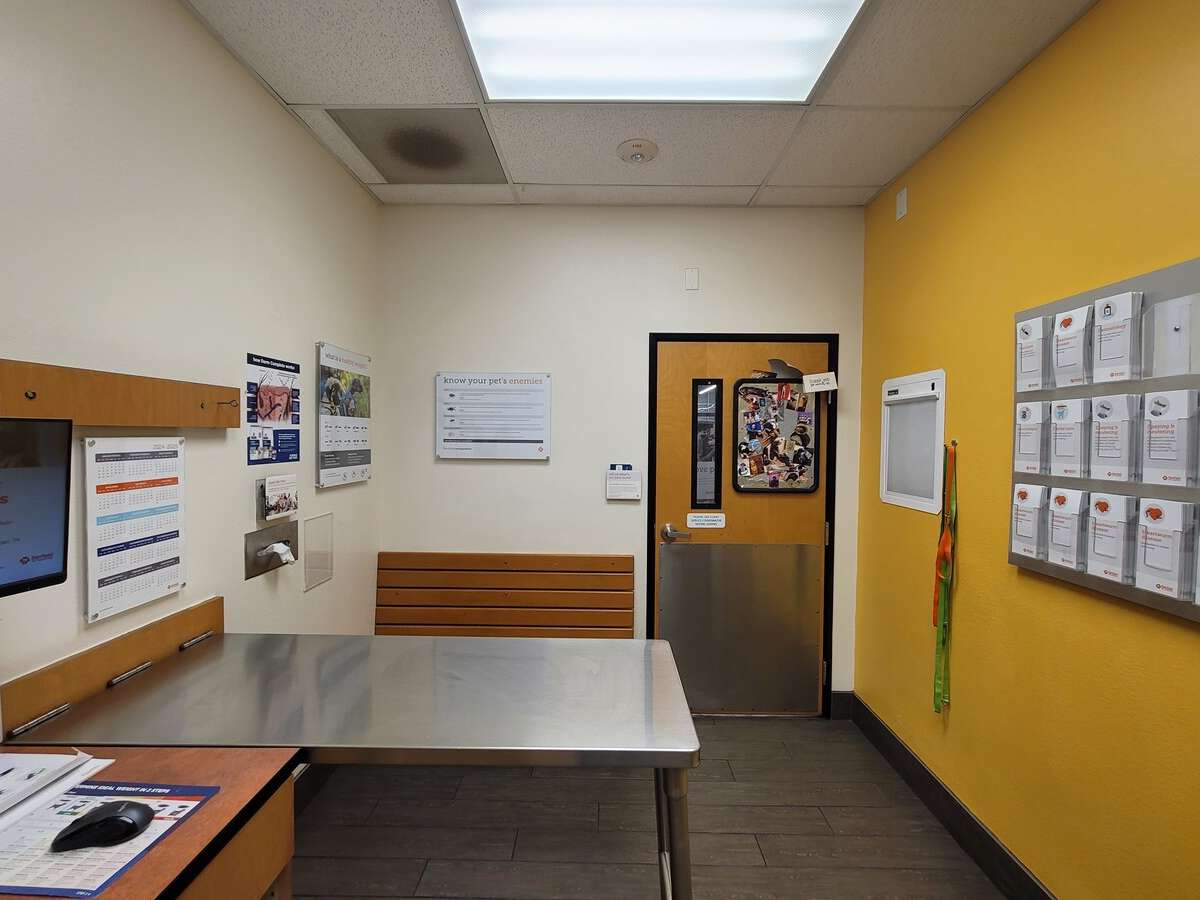 An exam room view of the S Oklahoma City Banfield hospital