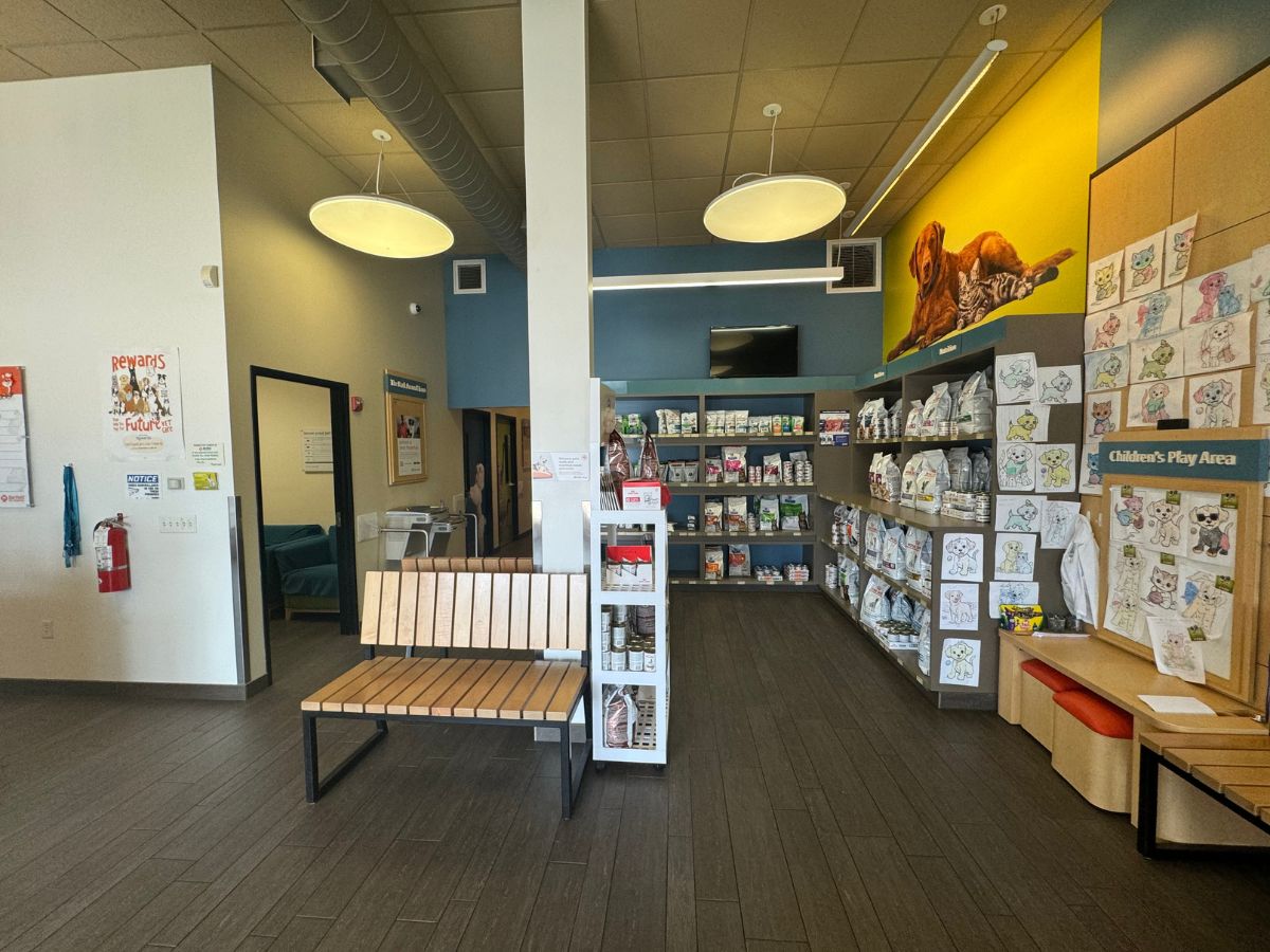 The Banfield Pet Hospital: Herndon lobby and shop