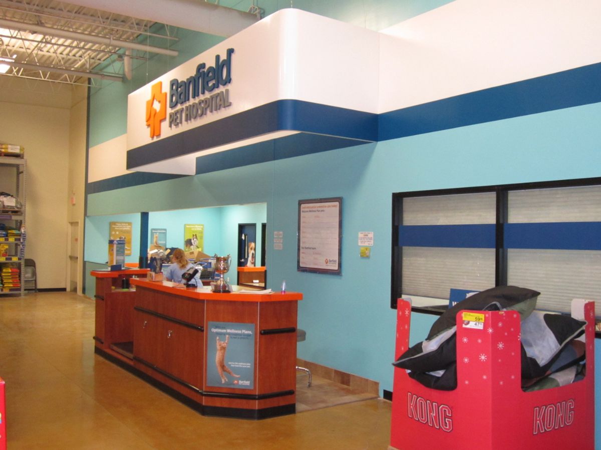 The Crestwood PetSmart and Banfield front desk