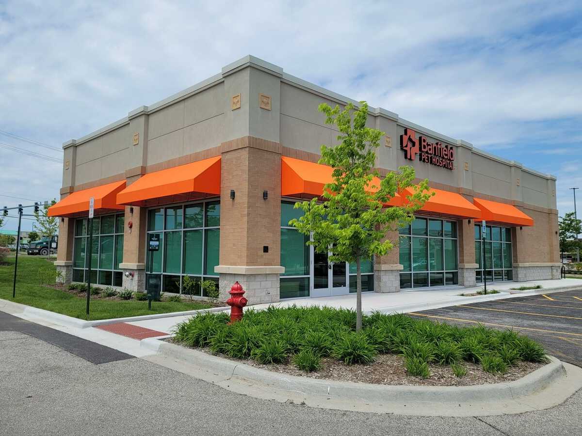 The front exterior of the Banfield - Hoffman Estates hospital building