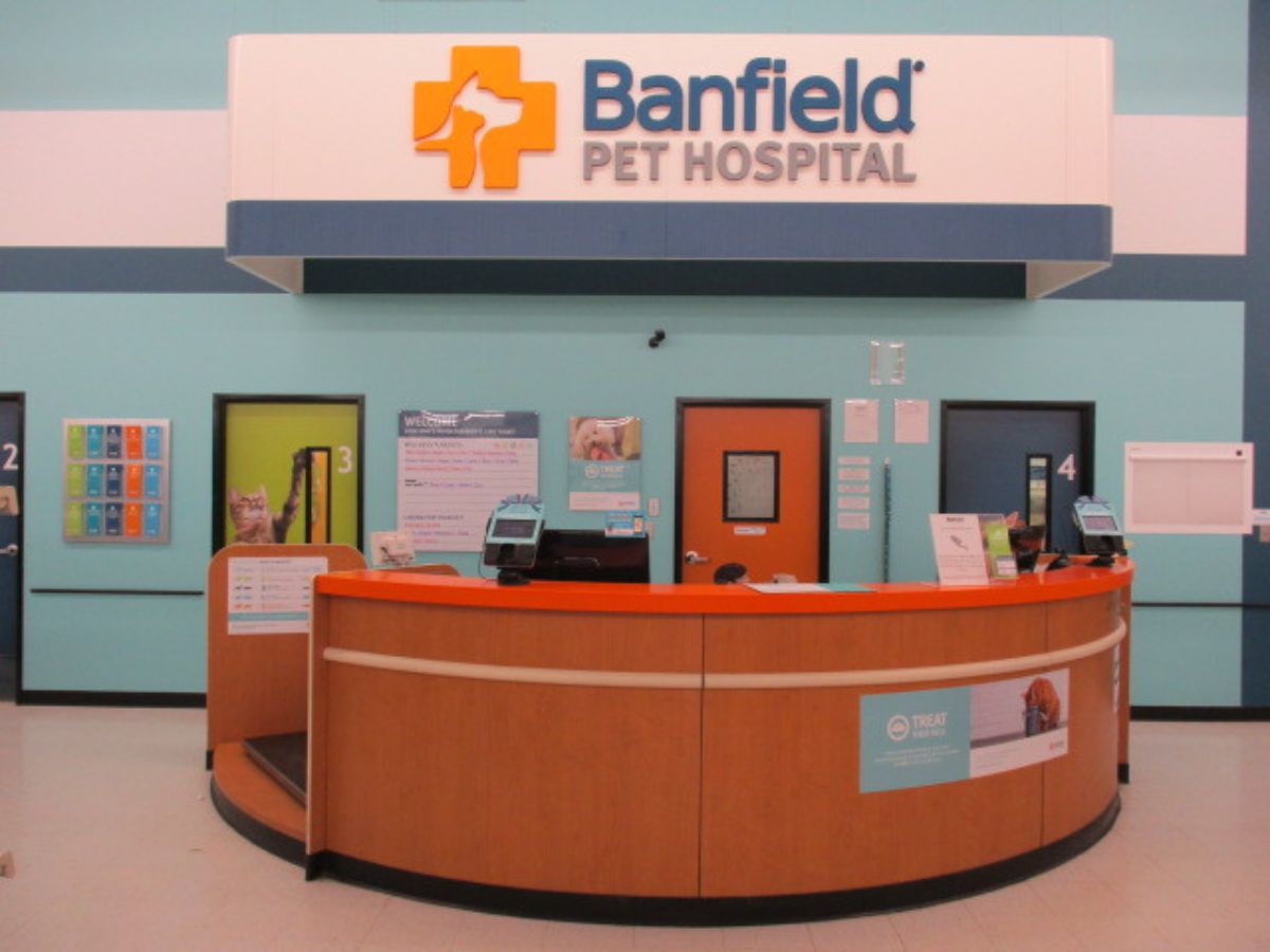 The Banfield - Salem front desk and check-in area