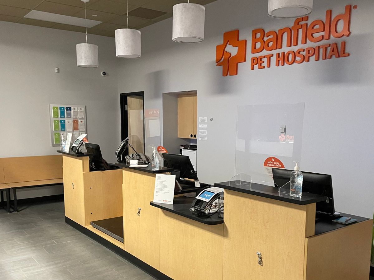 The front desk and check-in at the Framingham Banfield hospital