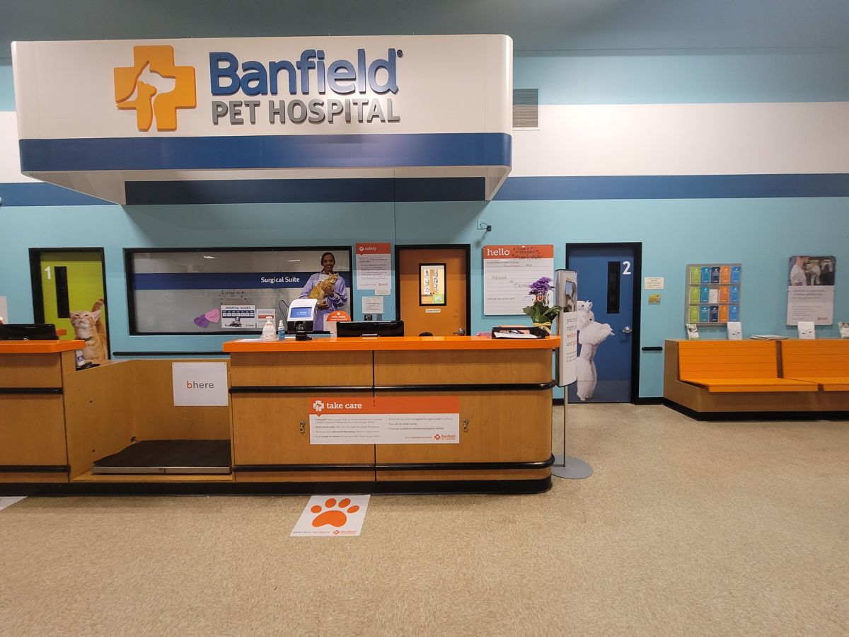 The front desk inside the Banfield - Mantua hospital