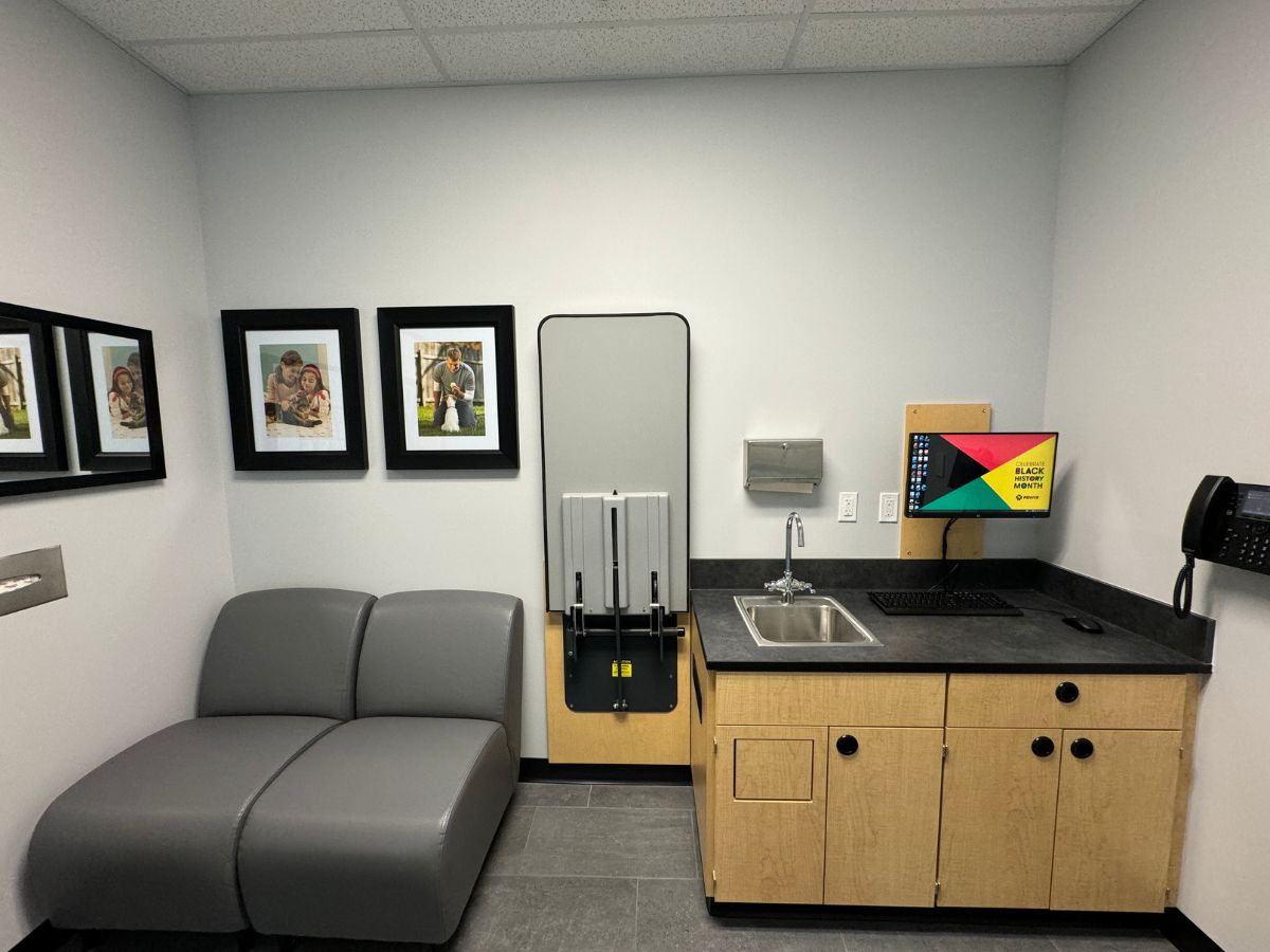 Another view of the Marlton Crossing Banfield hospital exam room