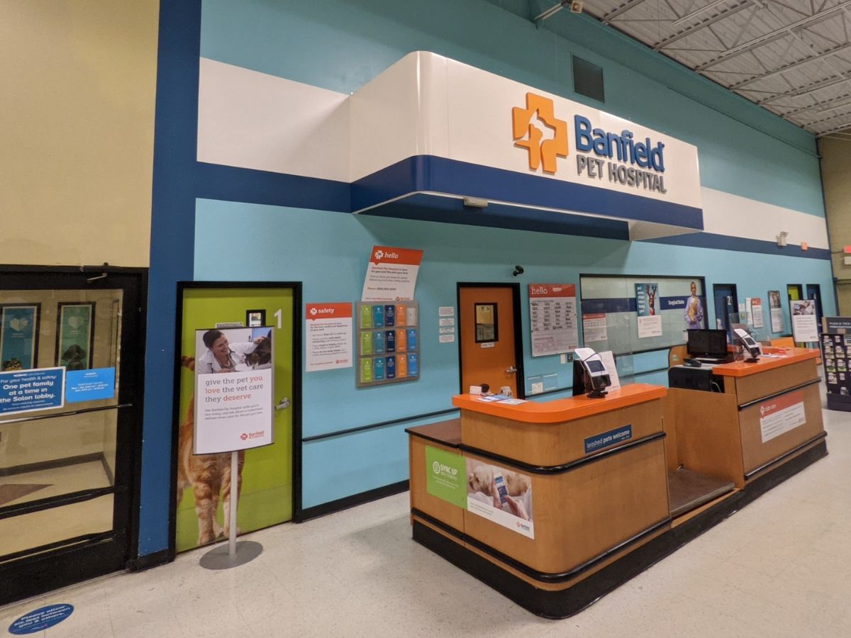 The Mt. Laurel PetSmart and Banfield hospital front check-in
