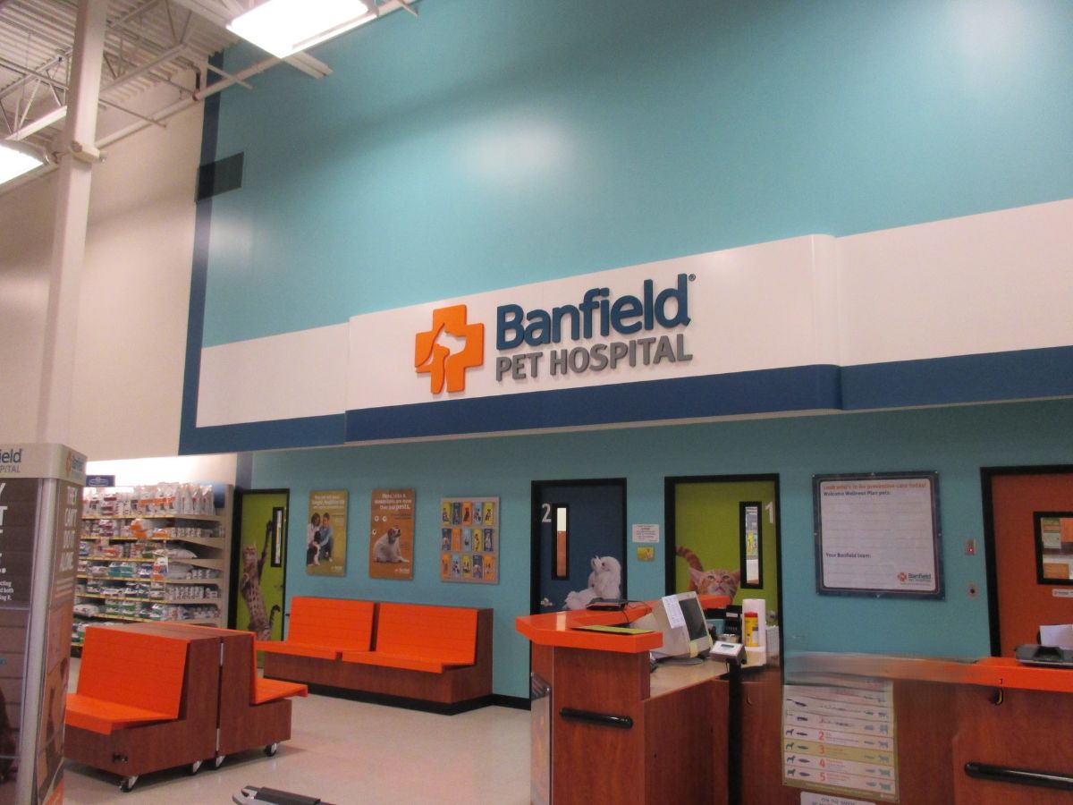 The PetSmart and Banfield - Saratoga Springs hospital front area