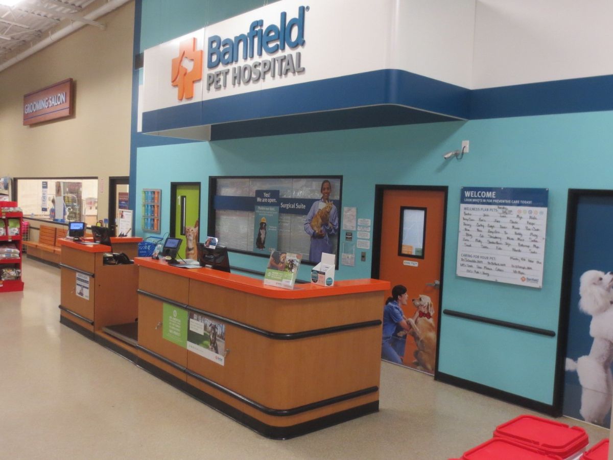 The front desk inside the Banfield - Orchard Park hospital