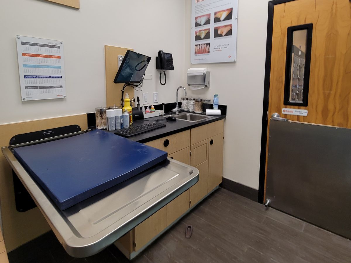 A view inside a Banfield - Middletown exam room and folding table