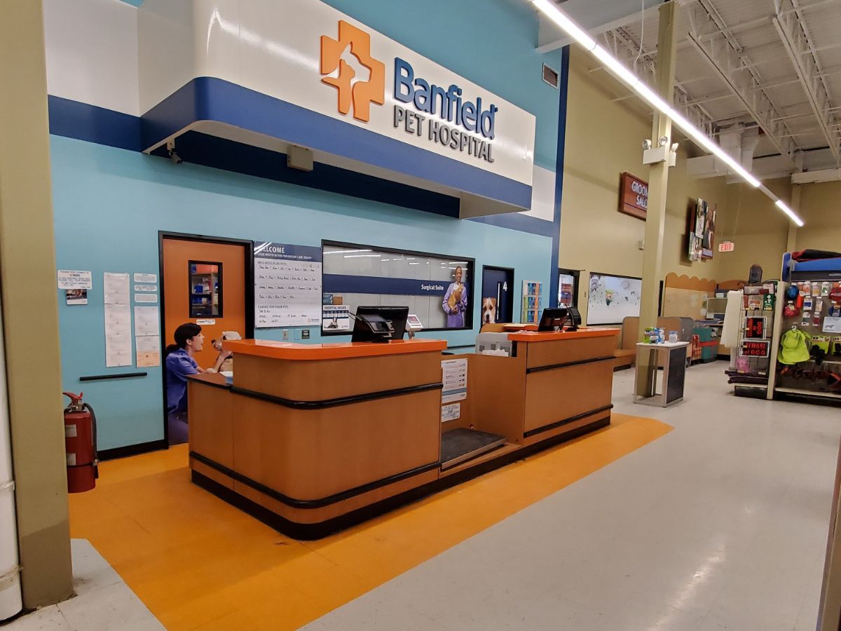 The Webster PetSmart and Banfield front desk and check-in area