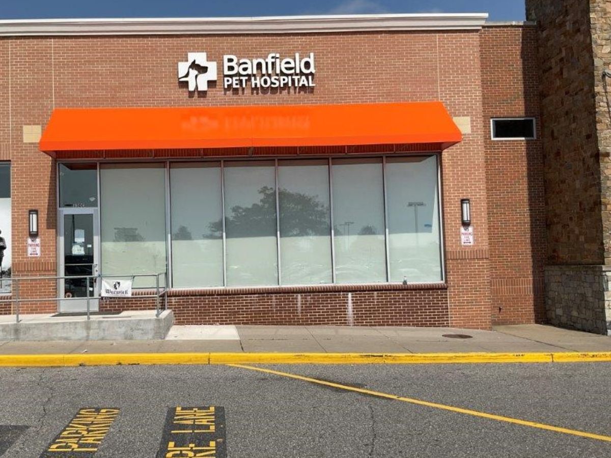 The front entrance to the Banfield - Lake Grove Commons hospital
