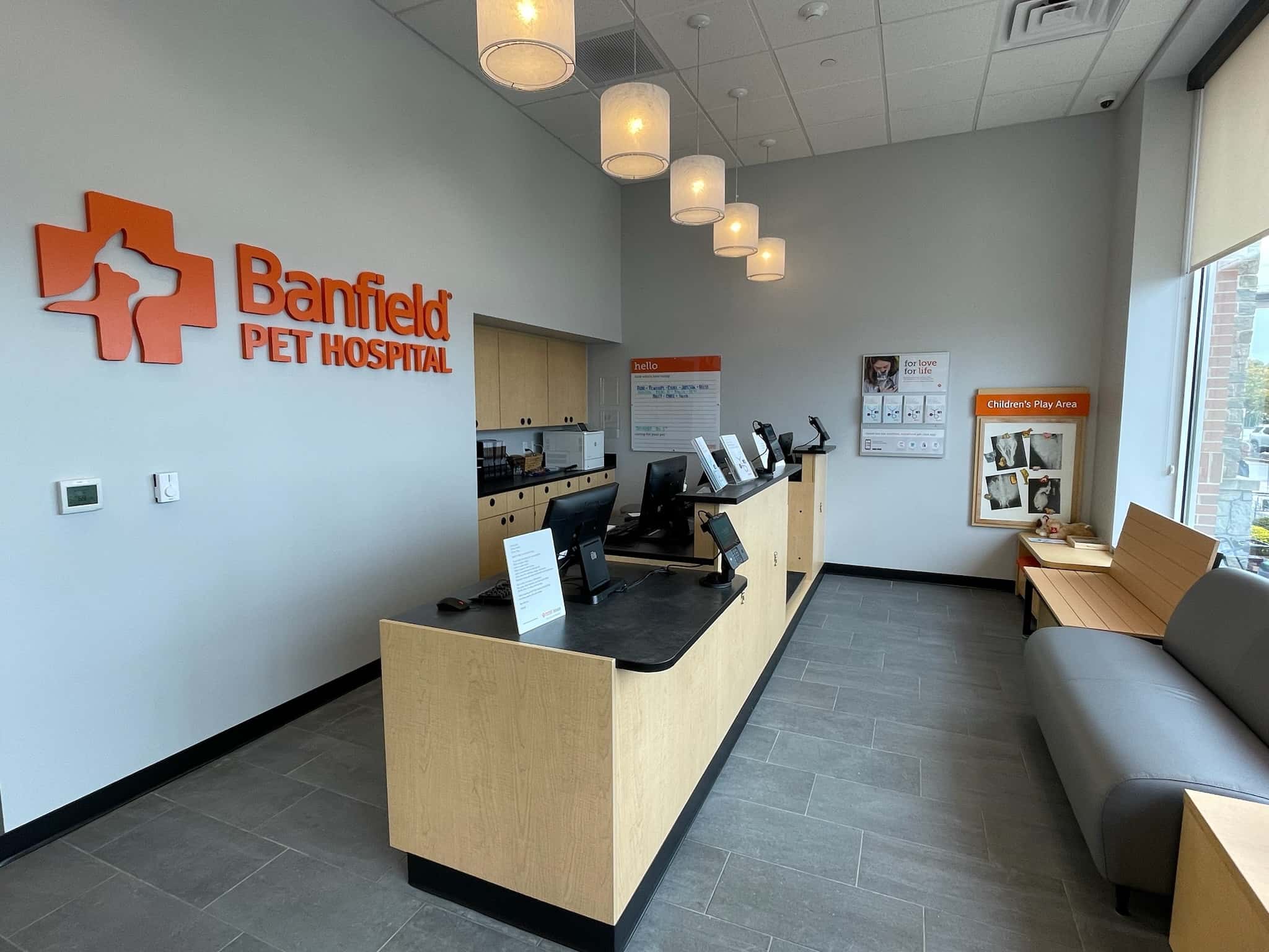 The front desk and check-in area of the Lake Grove Commons Banfield hospital