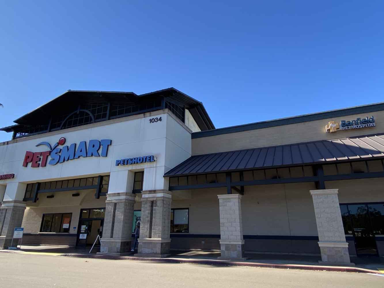 The Encinitas entrance to PetSmart and Banfield