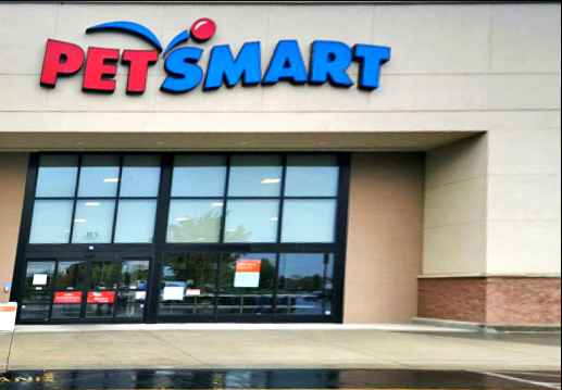 The entrance of the Banfield Monroe hospital