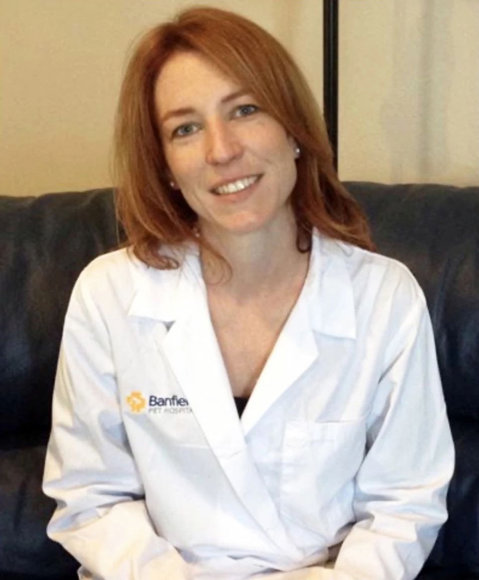 A female Banfield veterinarian